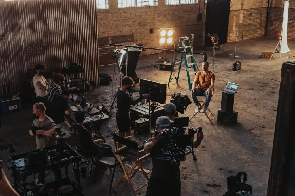 Plateau de tournage d’une interview dans un entrepôt avec caméras et projecteurs