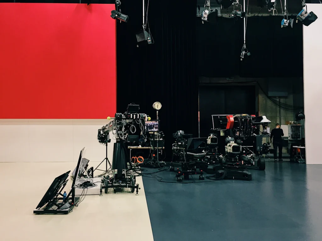 Studio de tournage équipé d’une caméra sur grue, de moniteurs et de projecteurs