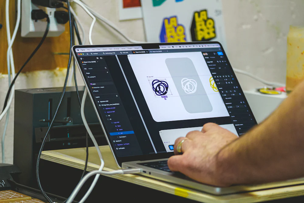 Création d’un logo sur un ordinateur portable, une main sur le clavier