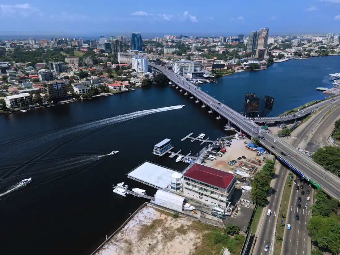 Vue aérienne d’une ville côtière d’Afrique de l’Ouest avec un pont et un port