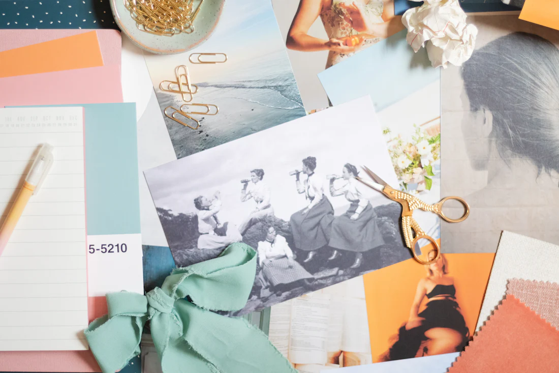 Planche d’inspiration avec photos, nuancier de couleurs et ciseaux sur une table