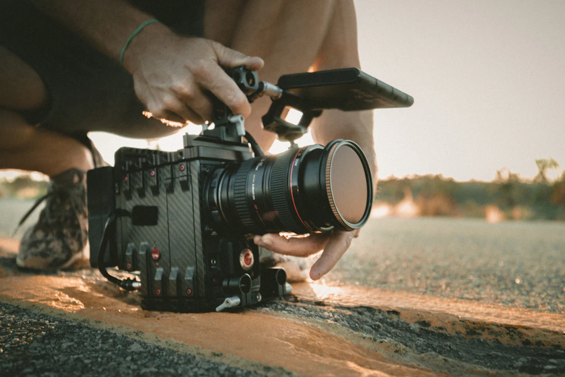 Caméra de cinéma posée au ras du sol en extérieur au coucher du soleil